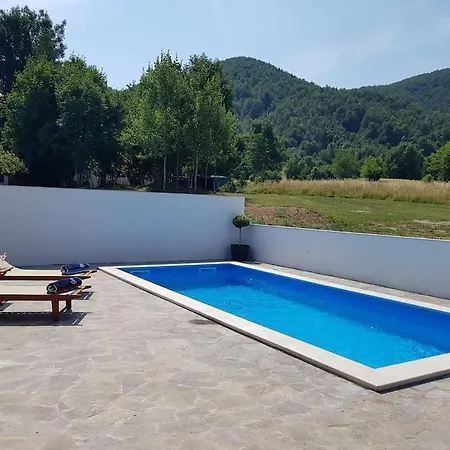 Kum * Tuk Vojni