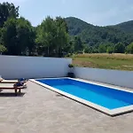 Kum * Tuk Vojni